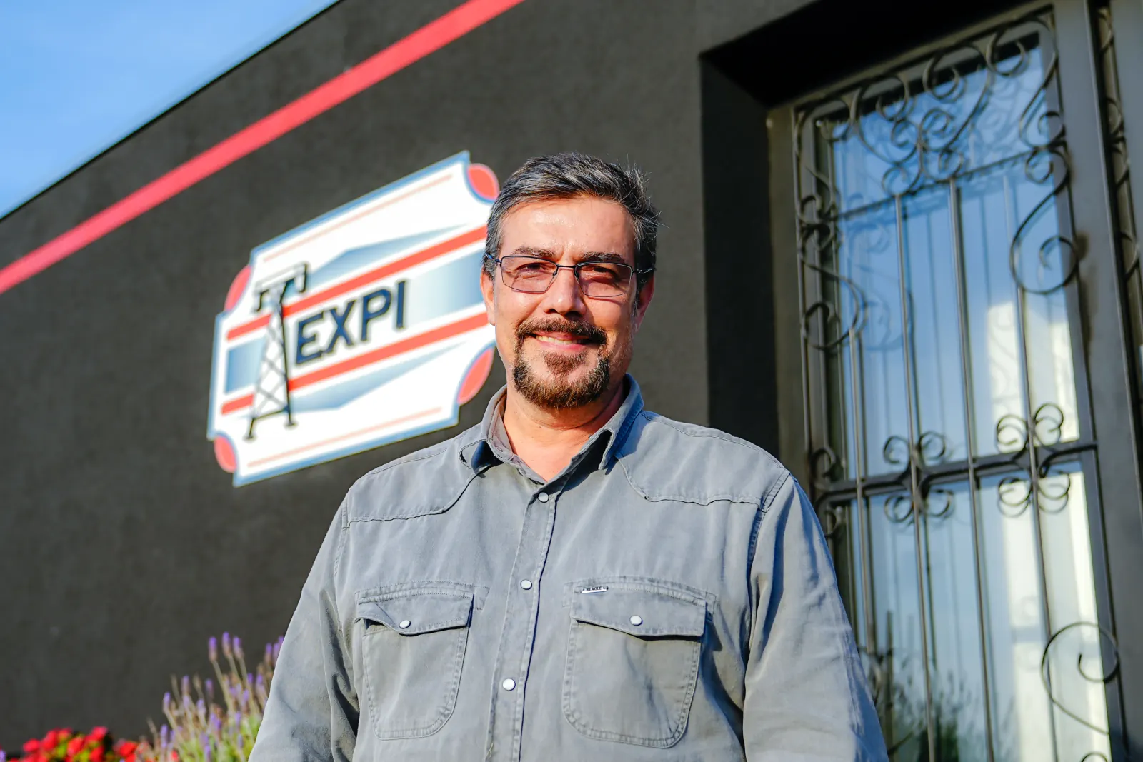 Retrato de colaborador da TEXPI em ambiente industrial