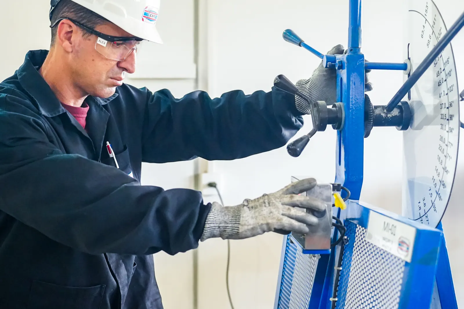 Operador da TEXPI trabalhando em equipamento