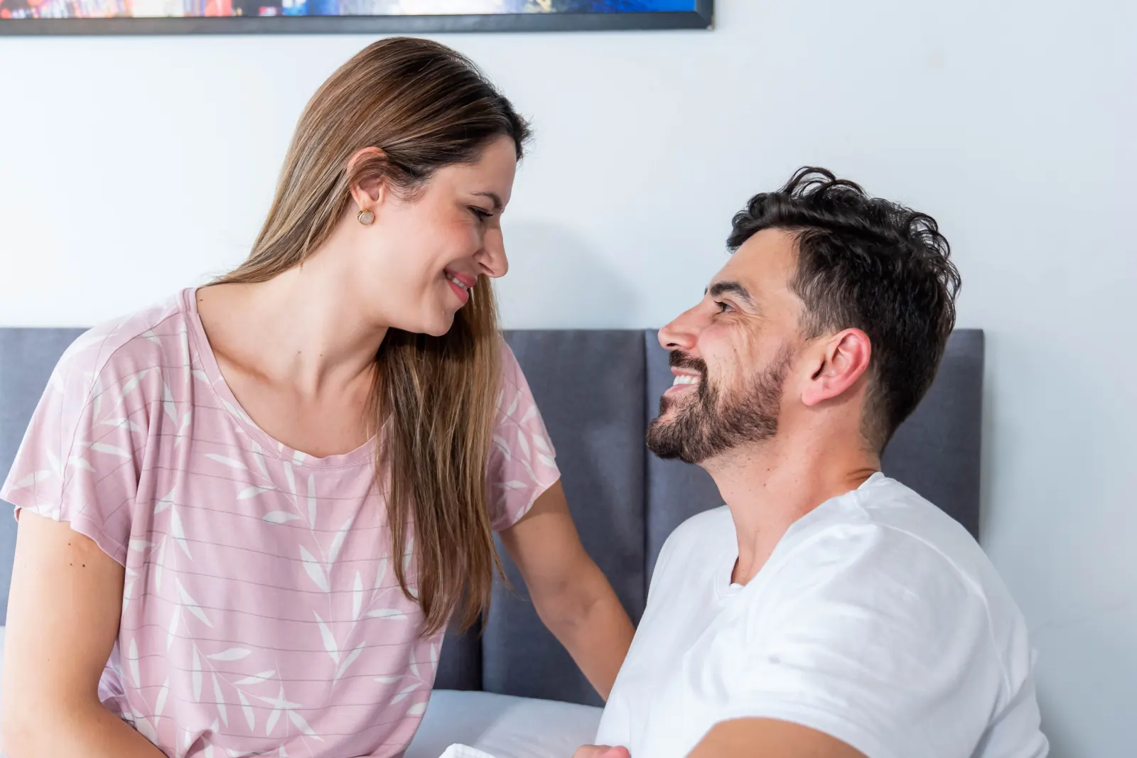 Casal em cena de campanha para a Econew Colchões