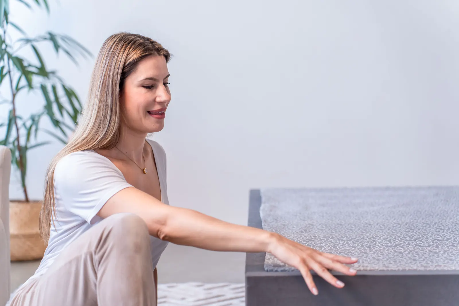 Modelo apresentando produto da Econew Colchões