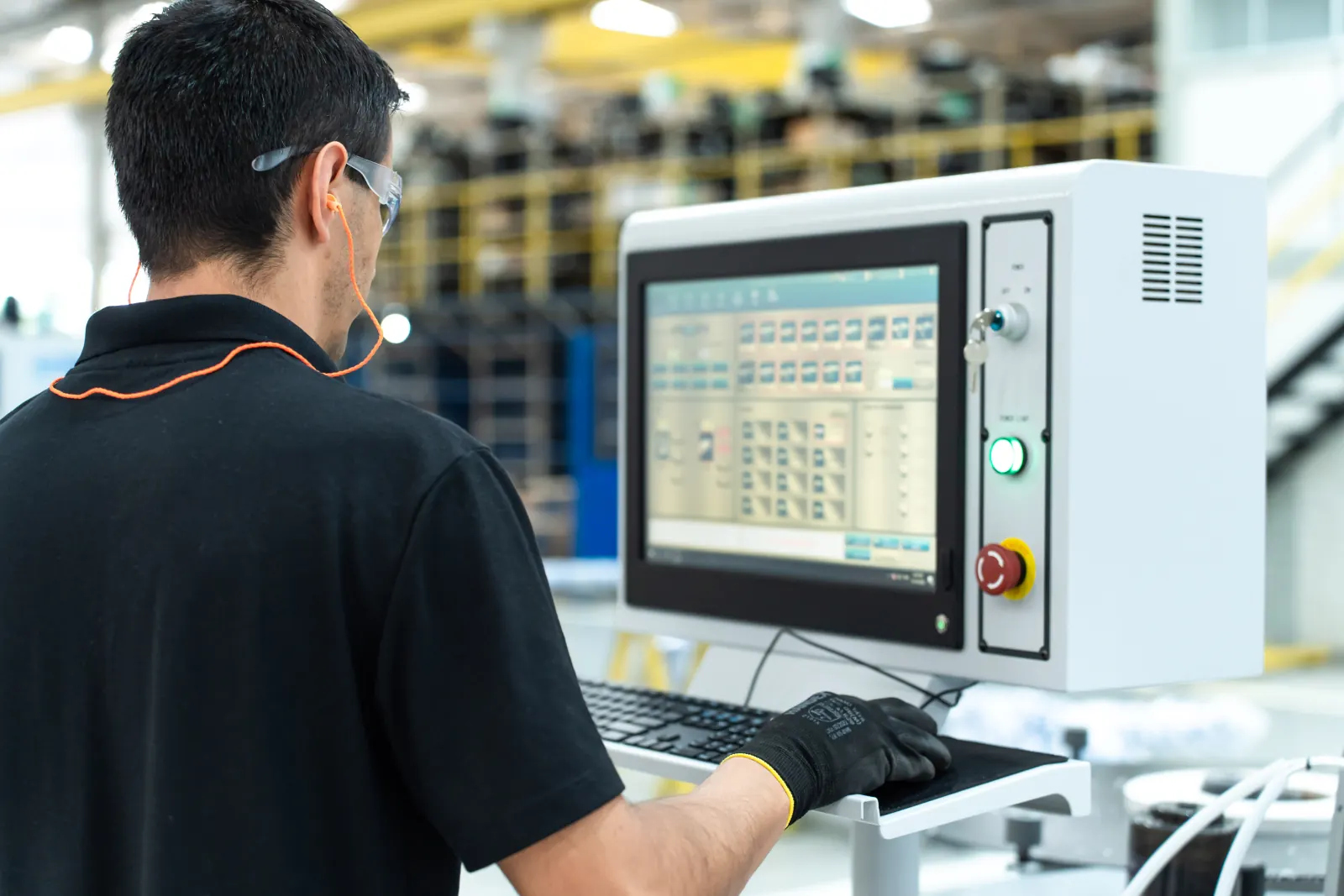 Operador da Giben do Brasil no painel da máquina