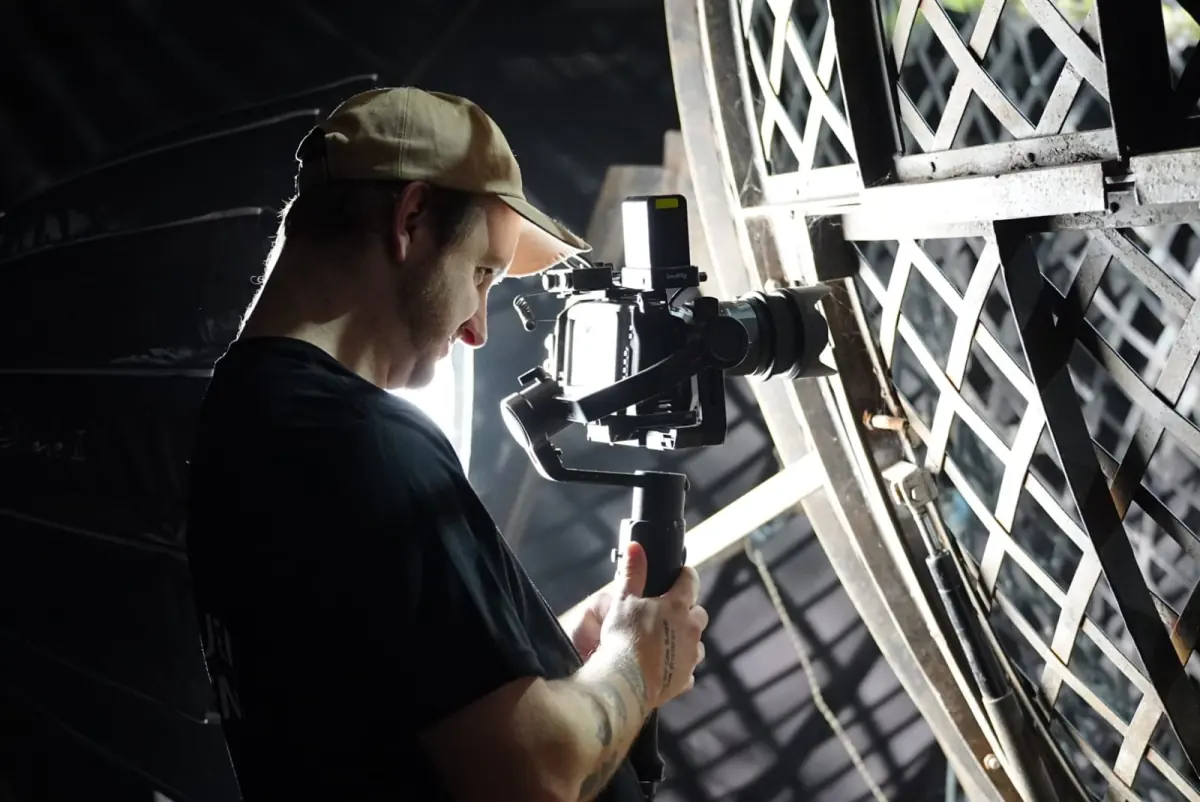 Equipe da Destaquei Filmes em gravação, bastidor 4