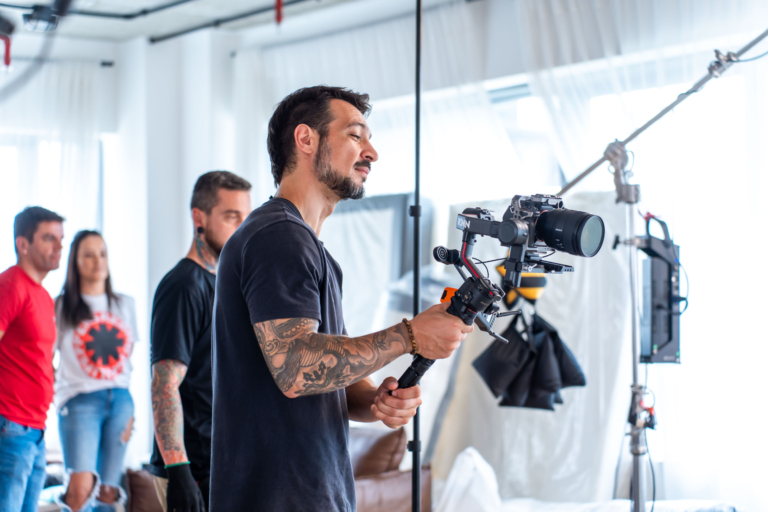 Set de gravação ilustrando quanto custa um vídeo institucional para produzir