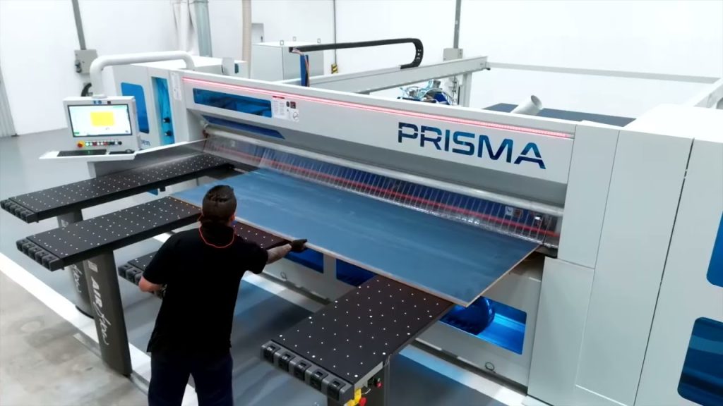 Vídeo de produto da Giben Prisma em funcionamento para a indústria moveleira