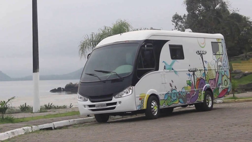 Vídeo de design do Motorhome Micro compacto, com imagens aéreas em 4K de encontros de motorhomes