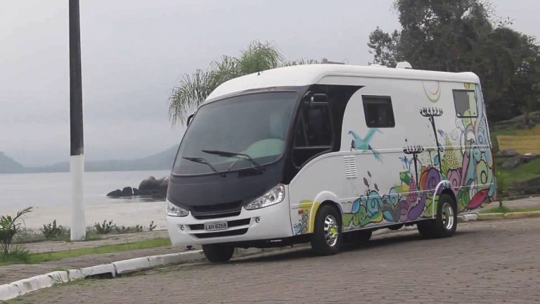 Vídeo de design do Motorhome Micro compacto, com imagens aéreas em 4K de encontros de motorhomes