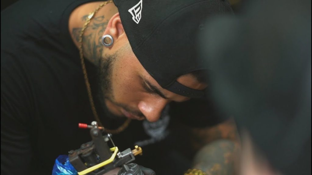 Vídeo do estúdio em Curitiba do Black Tattoo Works no Batel, com estética da cultura da tatuagem