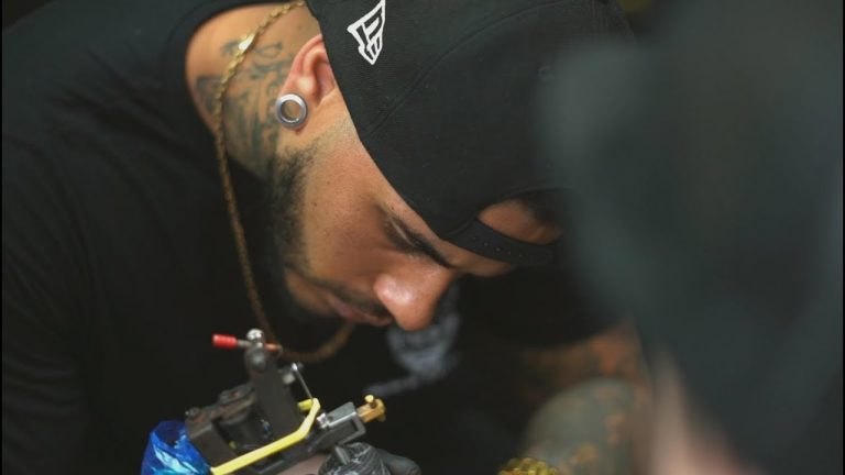 Vídeo do estúdio em Curitiba do Black Tattoo Works no Batel, com estética da cultura da tatuagem