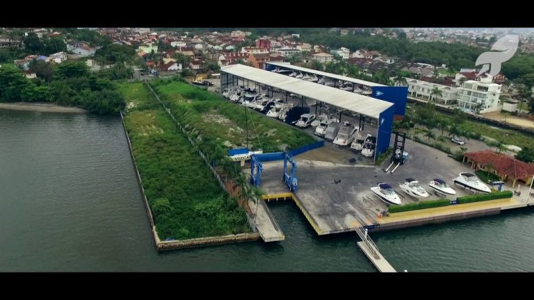 Vídeo náutico com imagens aéreas de marina e mar em Angra dos Reis, RJ